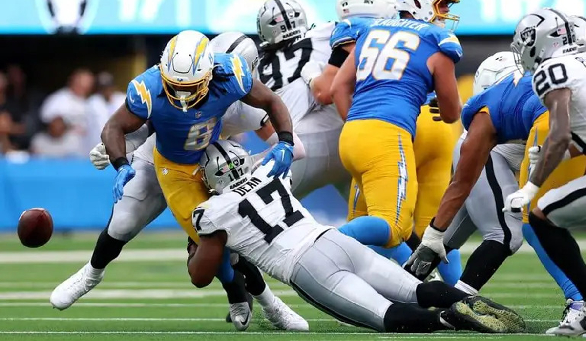 Raiders put a shock into Chargers 26-14, start 2-0
